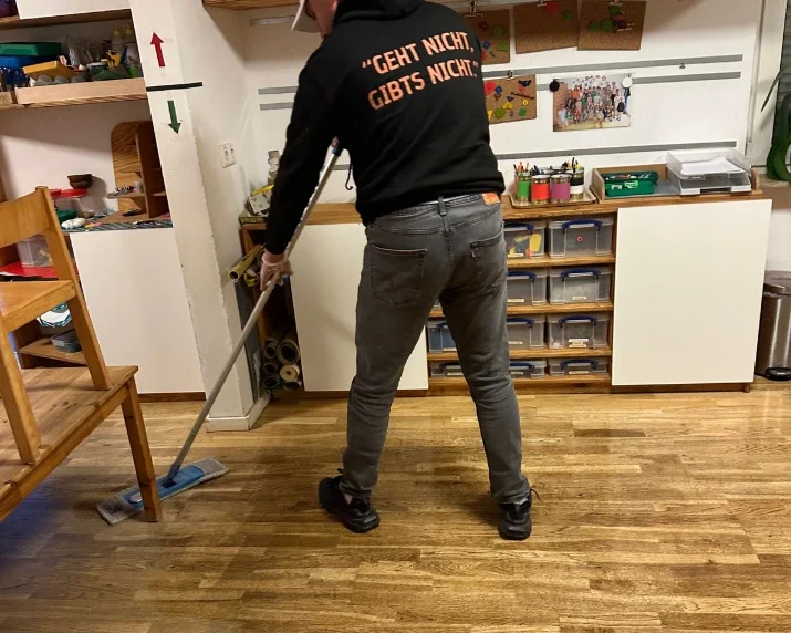 Wischen des Laminatbodens im privaten Haushat - R&B Dienstleistungen - Reinigungsfirma in Hessen