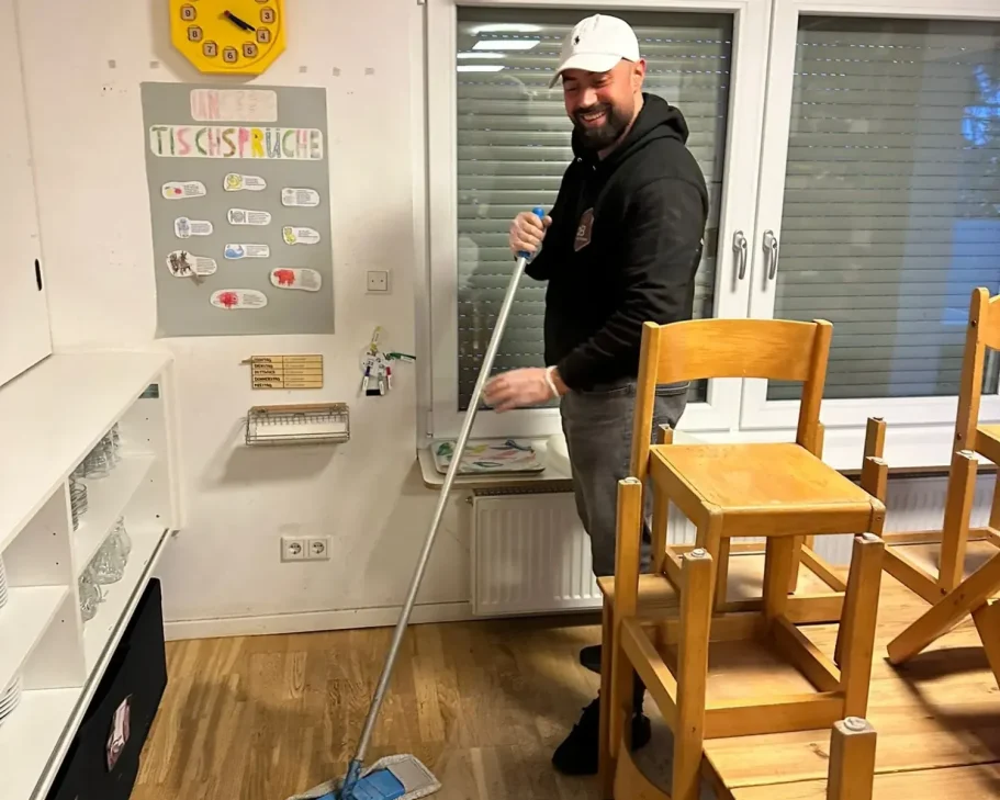 Inhaber Radouan Balzo bei der Grundreinigung im Kindergarten