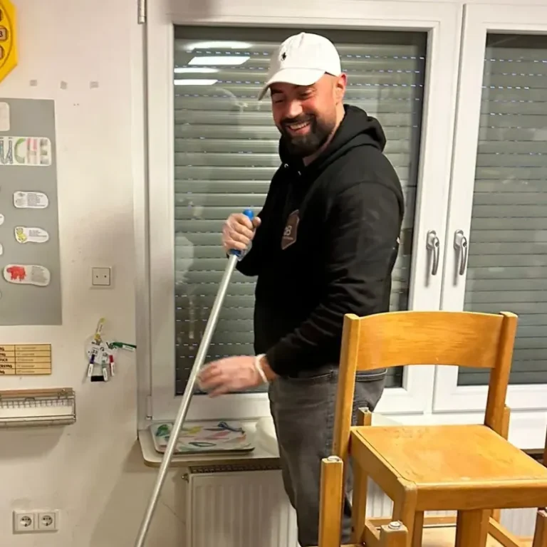 Inhaber Radouan Balzo bei der Grundreinigung - R&B Dienstleistungen Darmstadt