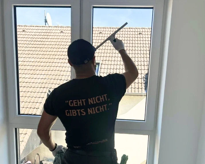 Wischen des Fensters innen mit Fensterwischer - R&B Dienstleistungen - Reinigungsfirma in Hessen
