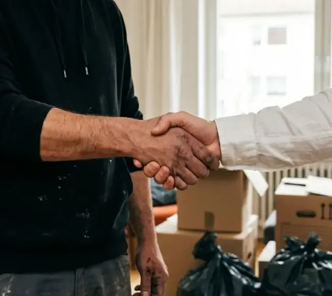 Männer machen einen Deal für Facility Services - Individuelle Angebote für Reinigung und Haushalt anfragen bei R&B Dienstleistungen