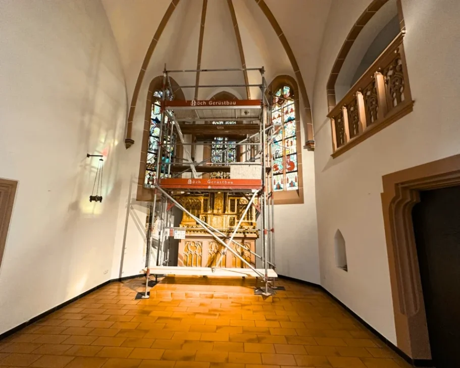 Aufgebautes Gerüst bei einer Reinigung der Fenster im Innenbereich - R&B Dienstleistungen Sonderreingigung