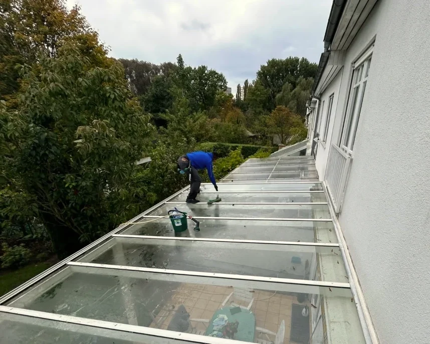 Reinigung von Glasflächen außen auf einer Pergola - R&B Diensleistungen Gebäudereinigung Darmstadt