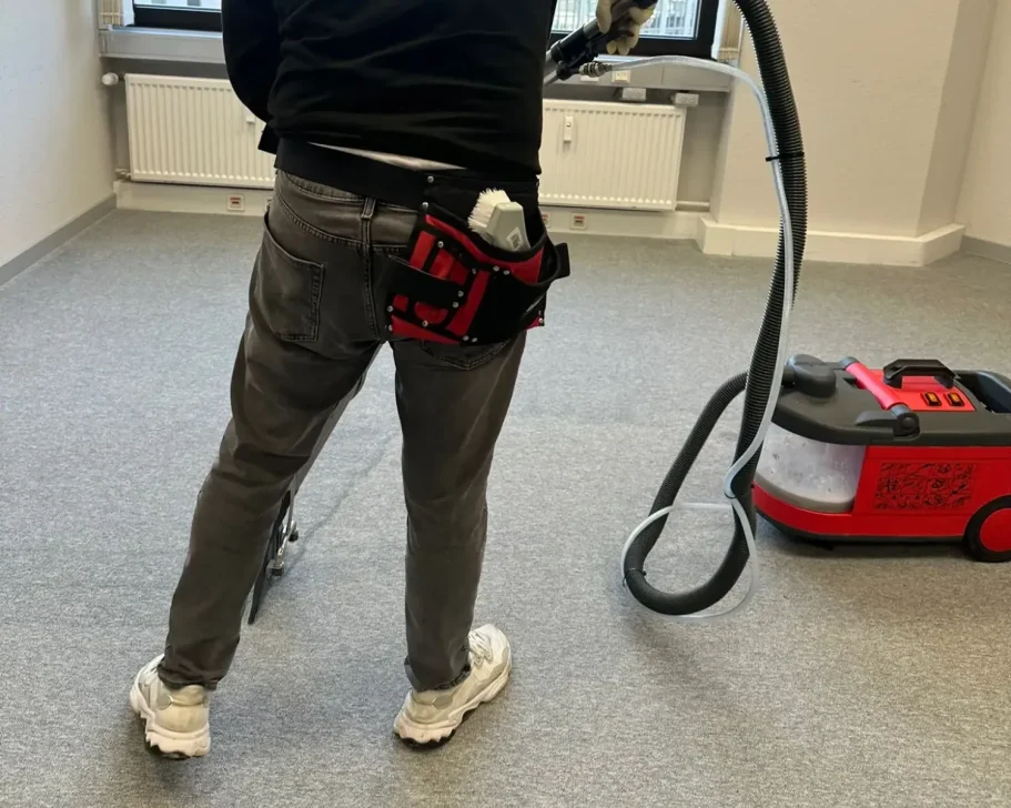 Teppichboden im Büro absaugen - Unterhaltsreinigung anfragen bei R&B Dienstleistungen in Darmstadt