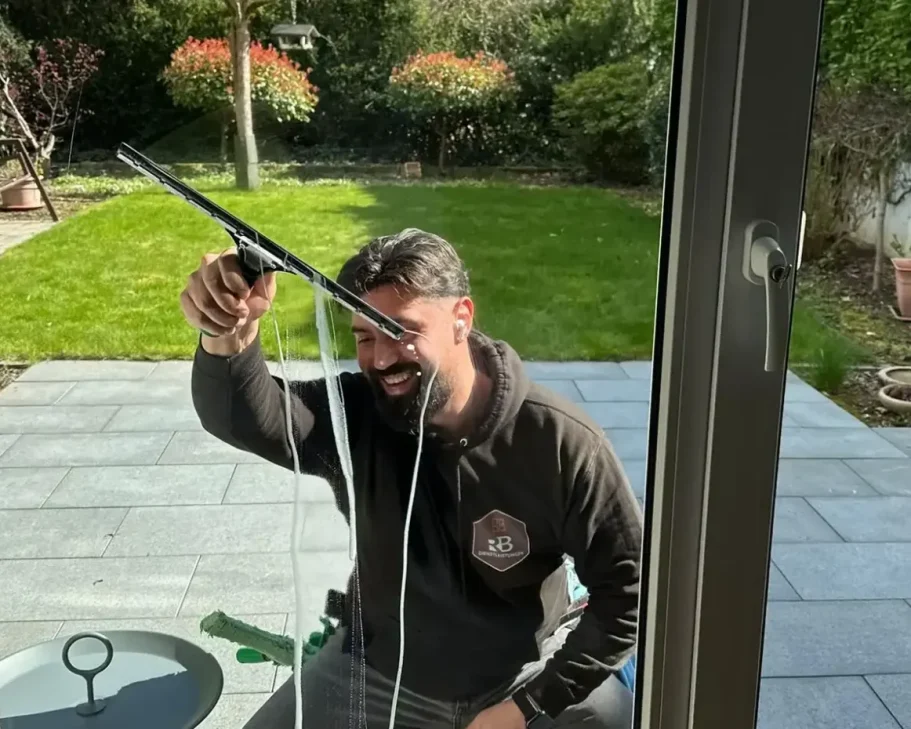 Fensterputzer bei der Arbeit - Jetzt Ihr Angebot für eine Fensterreinigung hessenweit anfragen bei R&B