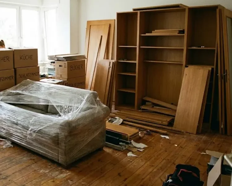 Wohnung bei der Haushaltsauflösung mit abgebauten Möbeln und transportfertigem Sofa - R&B Dienstleistungen Darmstadt