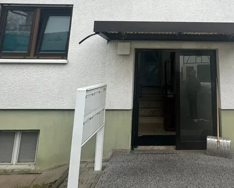 Eingang von einem Mehrfamilienhaus vor der Treppenhausreinigung - R&B Dienstleistungen - Unterhaltsreinigung für Hausverwaltungen